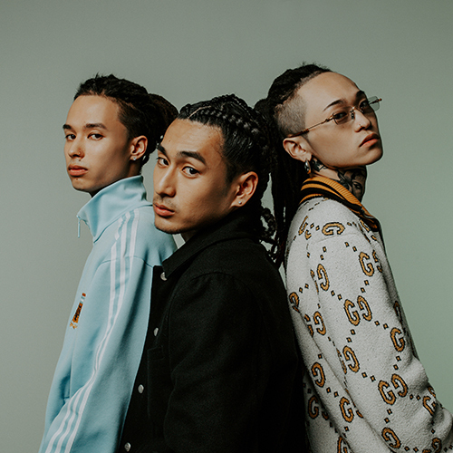 Kaneee、Kohjiya、Yvng Patraによる“Champions”(prod by KM)の
